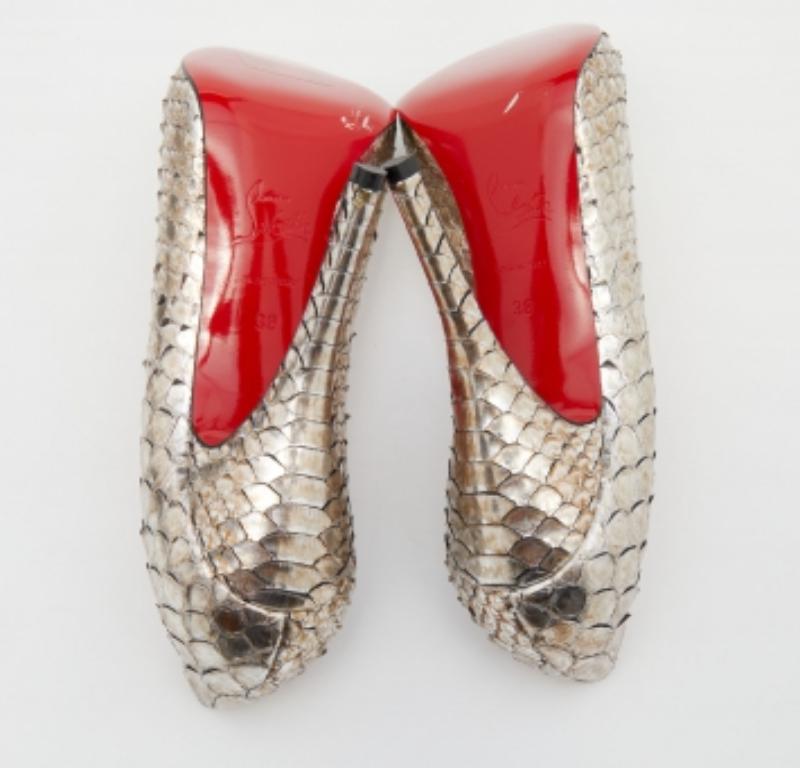 Christian Louboutin Bombas Metálicas de Pitón en Dos Tonos Very Prive Peep Toe Talla 38 en venta 2