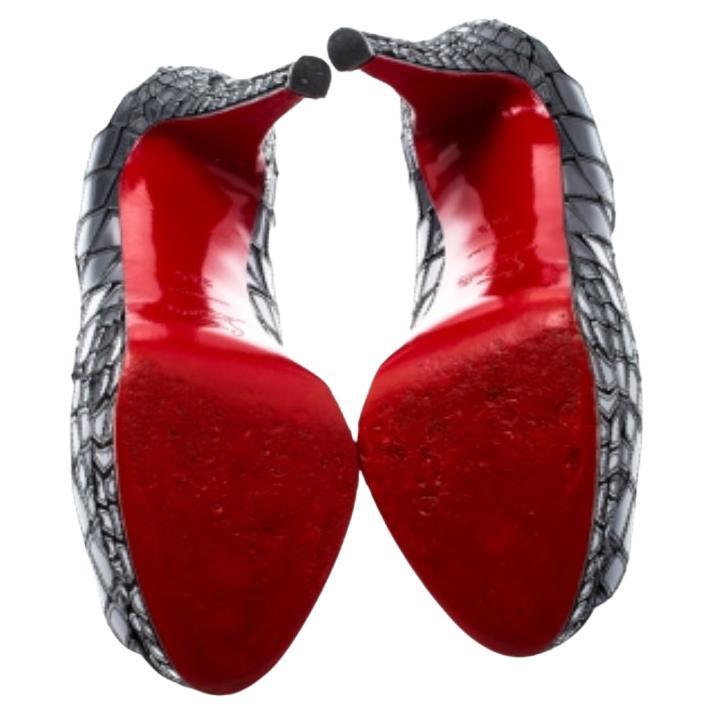 Ces magnifiques Christian Louboutin Mosaic Sobek 140 Peep Toe Pumps sont parfaits pour vous ! Elles sont dotées de peep toes et de plates-formes, et leur empeigne en mosaïque de satin et de cuir miroir leur confère un look sophistiqué. Les talons de