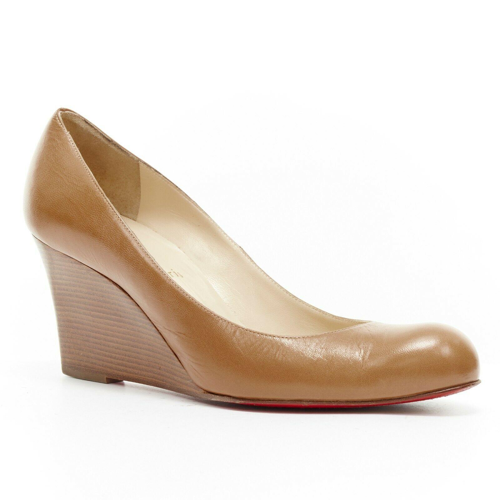 CHRISTIAN LOUBOUTIN Miss Boxe brown leather round toe stacked wooden wedge EU40
CHRISTIAN LOUBOUTIN
Miss Boxe 70. 
Natural brown leather upper. 
Almond round toe. 
Stacked wooden heel. 
Tonal stitching. 
Padded tan leather lining. 
Signature