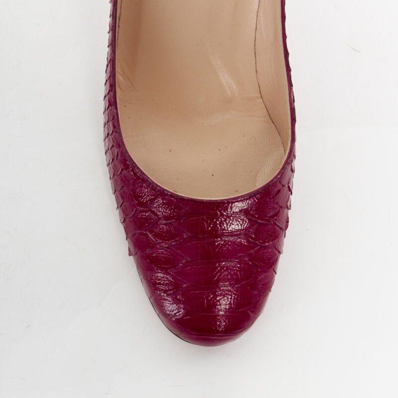 CHRISTIAN LOUBOUTIN Escarpins à bout rond en cuir rouge brillant Miss Gena 85 EU36.5 en vente 1