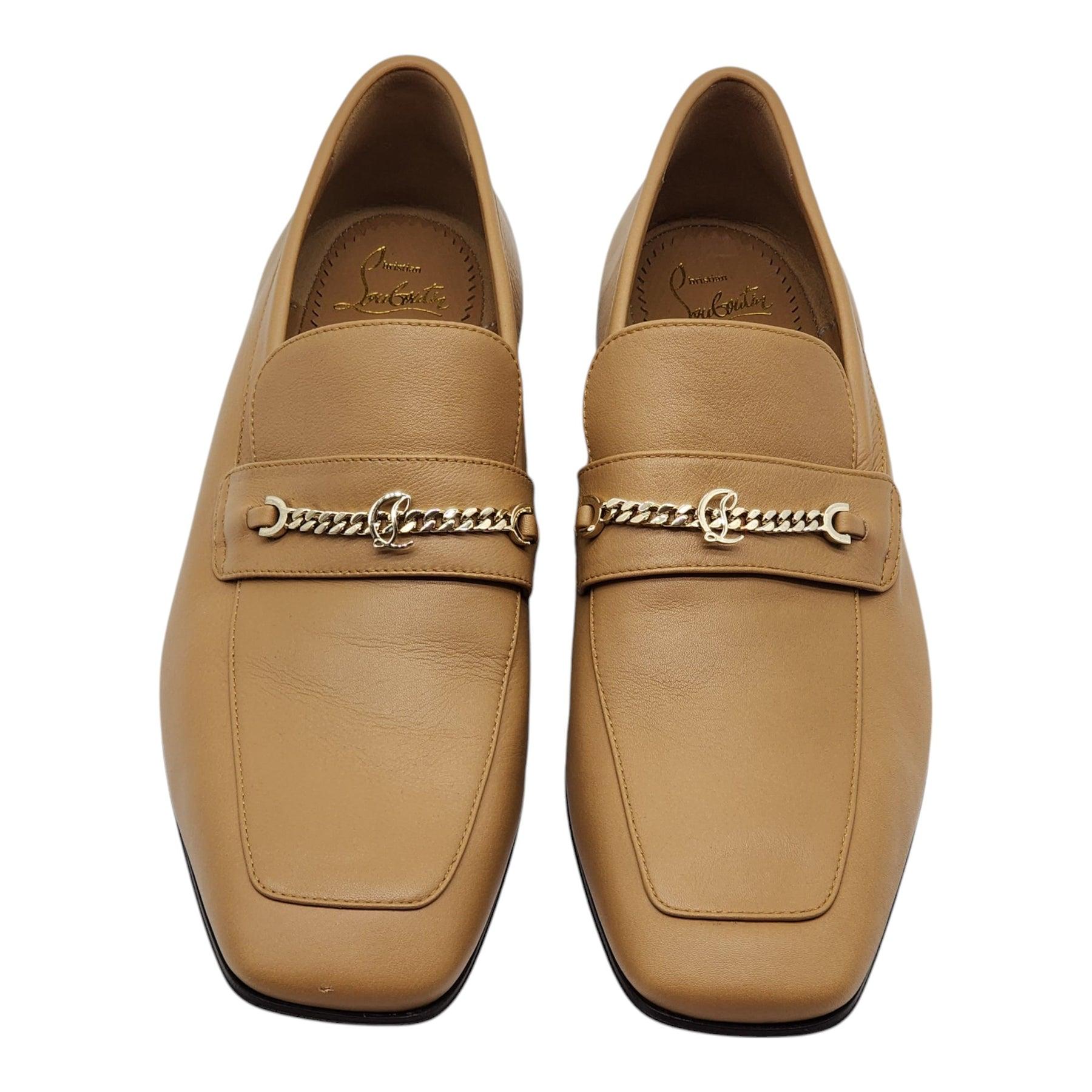 The MJ Moc Man, the classic square toe loafer from the Summer 2024 Collection.  Gold chain on top with CL monogram.

From men's collection, but unisex.  Size 41 will fit a US 8 in men's, a US 11 in women's. 

Notes from Louboutin: Crafted in light