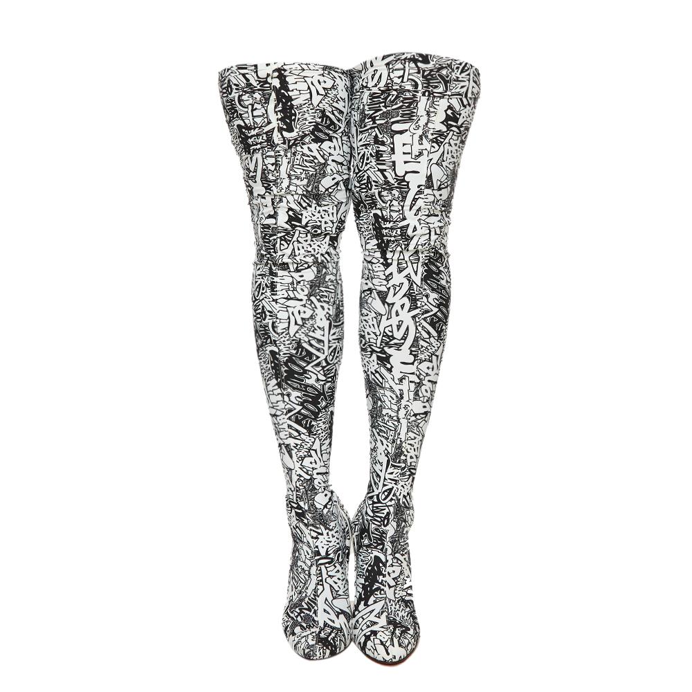 Slender and sculptural, these Gravitissima thigh-high boots are inspired by the bold expressiveness of street art. Crafted from a monochrome screen-printed fabric, they are mounted on 10.5 cm stiletto heels for a vertiginous silhouette, with each