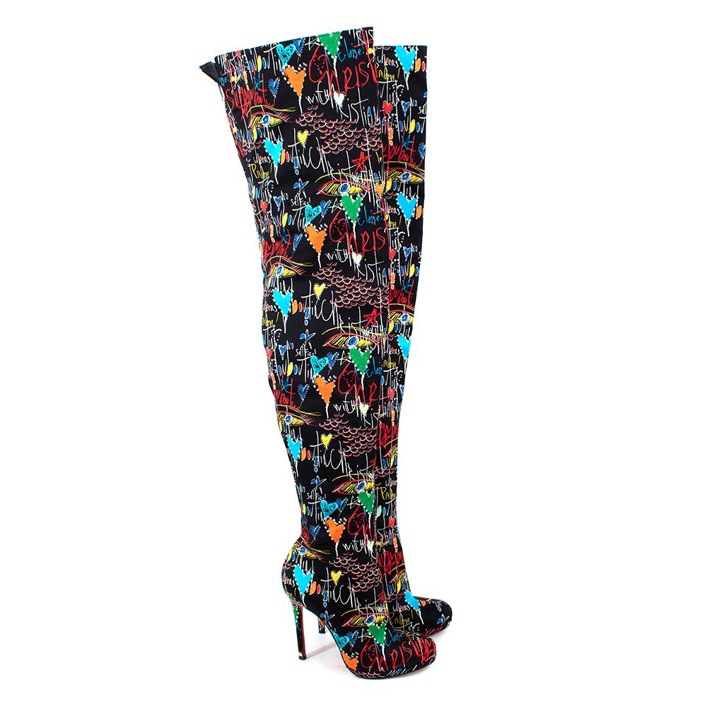 Christian Louboutin Moulin Noir 120 Krepp-Satin Stiefel 

-Krepp-Satin Oberschenkel Stiefel
-Signatur rote Sohle unten
-Stilettoabsatz
-Weite Passform oben
-Art Deco Design
-Made in Italy

Absatz - 11.5cm
Hoehe - 74cm