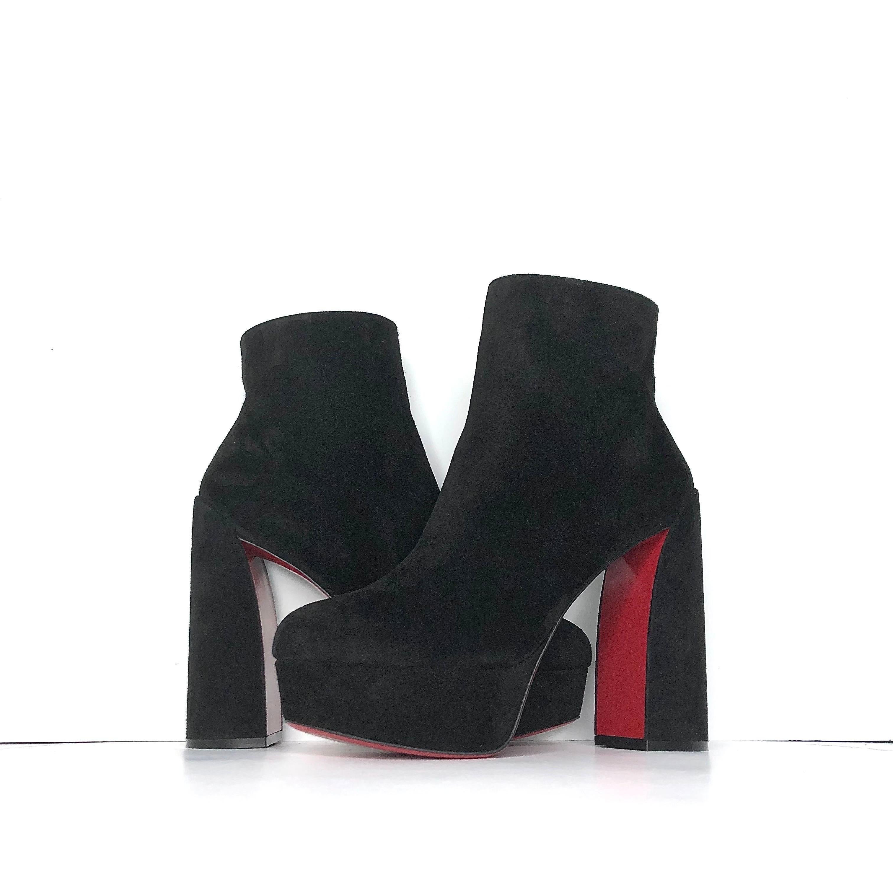 Chritian Louboutin Botín Movida 130
Excelente estado, sin caja original 
Color Negro
Talla 39EU
Parte superior de ante
Forrado de piel 
Puntera de almendra
Tacón alto de plataforma
Fondos rojos
Cremallera completa lateral oculta

botas, botín, fondo