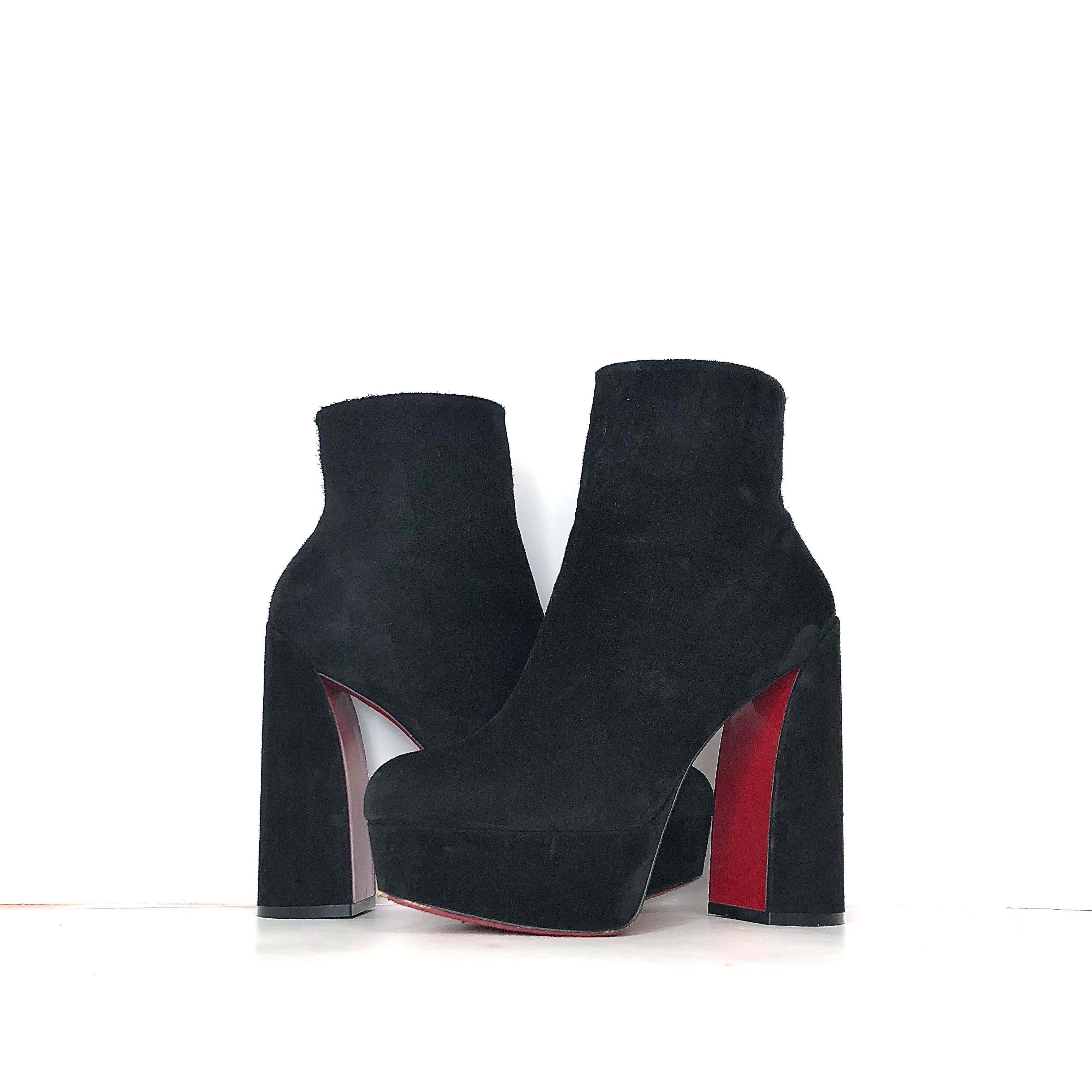 Chritian Louboutin Movida Booty 130
Colore Nero
Taglia 37.5EU
Tomaia in pelle scamosciata
Foderato in pelle 
Punta a mandorla
Tacco alto con plateau
Fondo rosso
Zip laterale nascosta
Segni di normale usura, nel complesso buone condizioni d'uso.