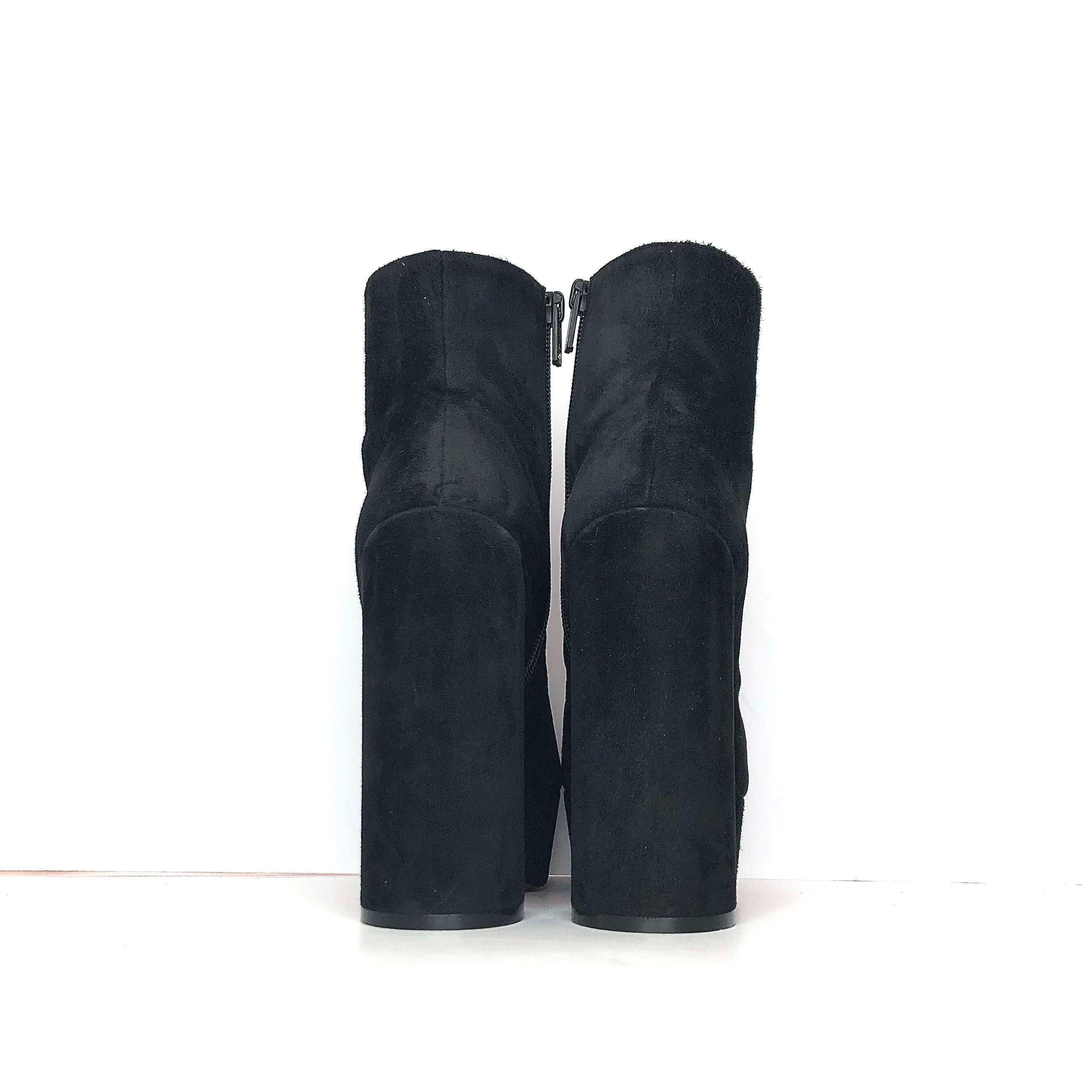 Christian Louboutin Movida 130 Suede Platform Booty 37,5 In condizioni buone in vendita a Mechanicsville, VA