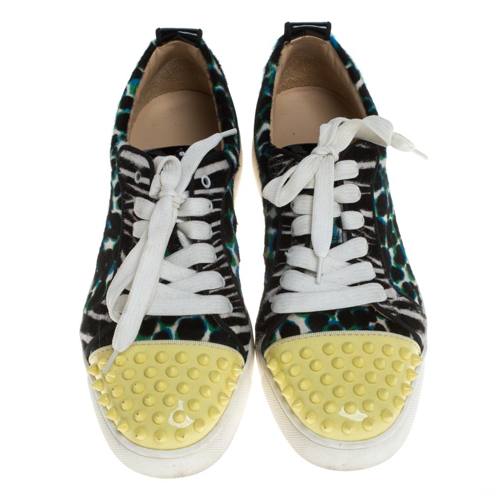 You'll leave your friends amazed every time you step out in these Junior sneakers from Christian Louboutin! These multicolor sneakers are crafted from calf hair and feature round cap toes with multiple spikes detailed on them. They flaunt lace-ups