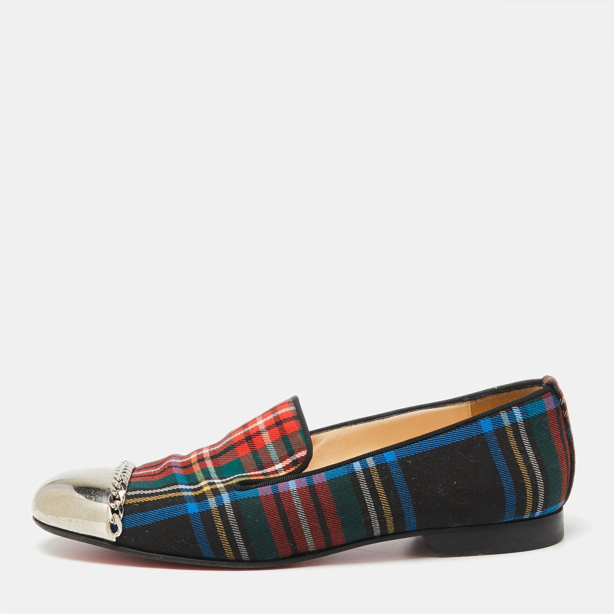 To perfectly complement your attires, Christian Louboutin brings you this pair of smoking slippers. The flats have been crafted from plaid fabric and detailed with metal cap toes. These comfortable slippers are a great choice to complement your