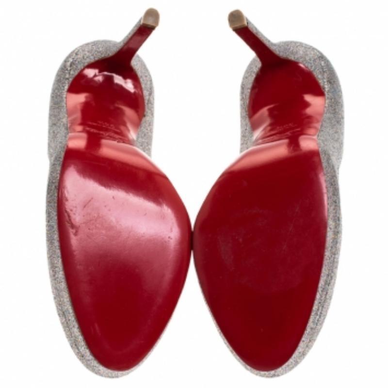 Toute collection de chaussures est incomplète sans une paire d'escarpins classiques Fifi. Ces beautés de Christian Louboutin ont été créées en tissu pailleté et sont dotées de bouts ronds et de talons de 11 cm. Les escarpins sont également dotés de