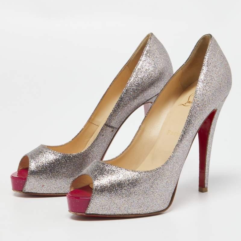 The fashion house’s tradition of excellence, coupled with modern design sensibilities, works to make these Christian Louboutin pumps a fabulous choice. They'll help you deliver a chic look with ease.

