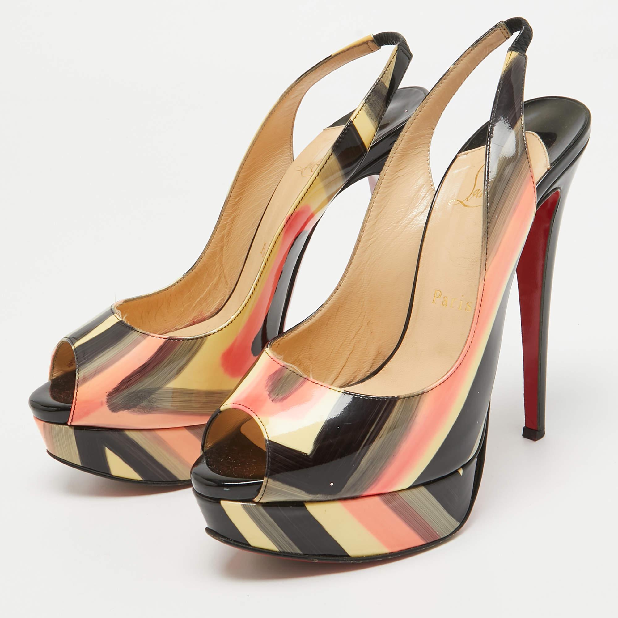 Démarquez-vous de la foule avec cette paire d'escarpins de Christian Louboutin, qui exsudent la haute couture avec classe. Collectionné en cuir verni, ce modèle fait partie de la collection Lady Peep. Il présente un extérieur multicolore, des bouts