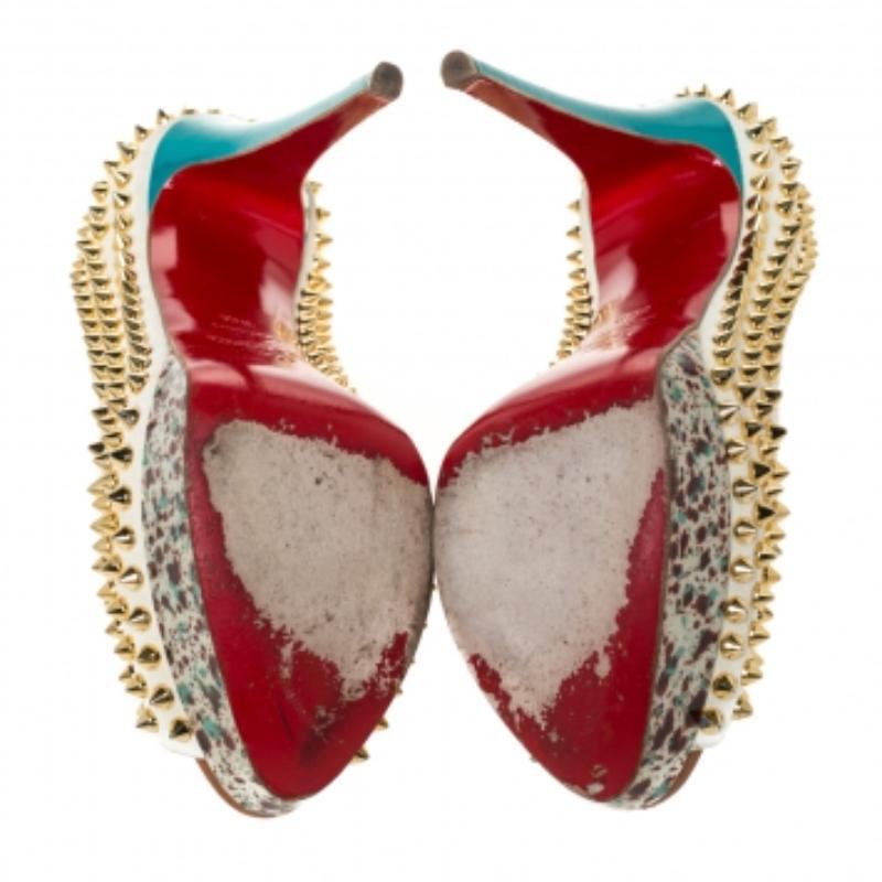 Heben Sie sich von der Masse ab mit diesem herrlichen Paar Louboutins, das High Fashion mit Klasse ausstrahlt! Dieses Modell aus Wildleder und Lackleder ist eine Kreation aus der Lady Peep Collection'S. Sie verfügen über Spike-Verzierungen mit