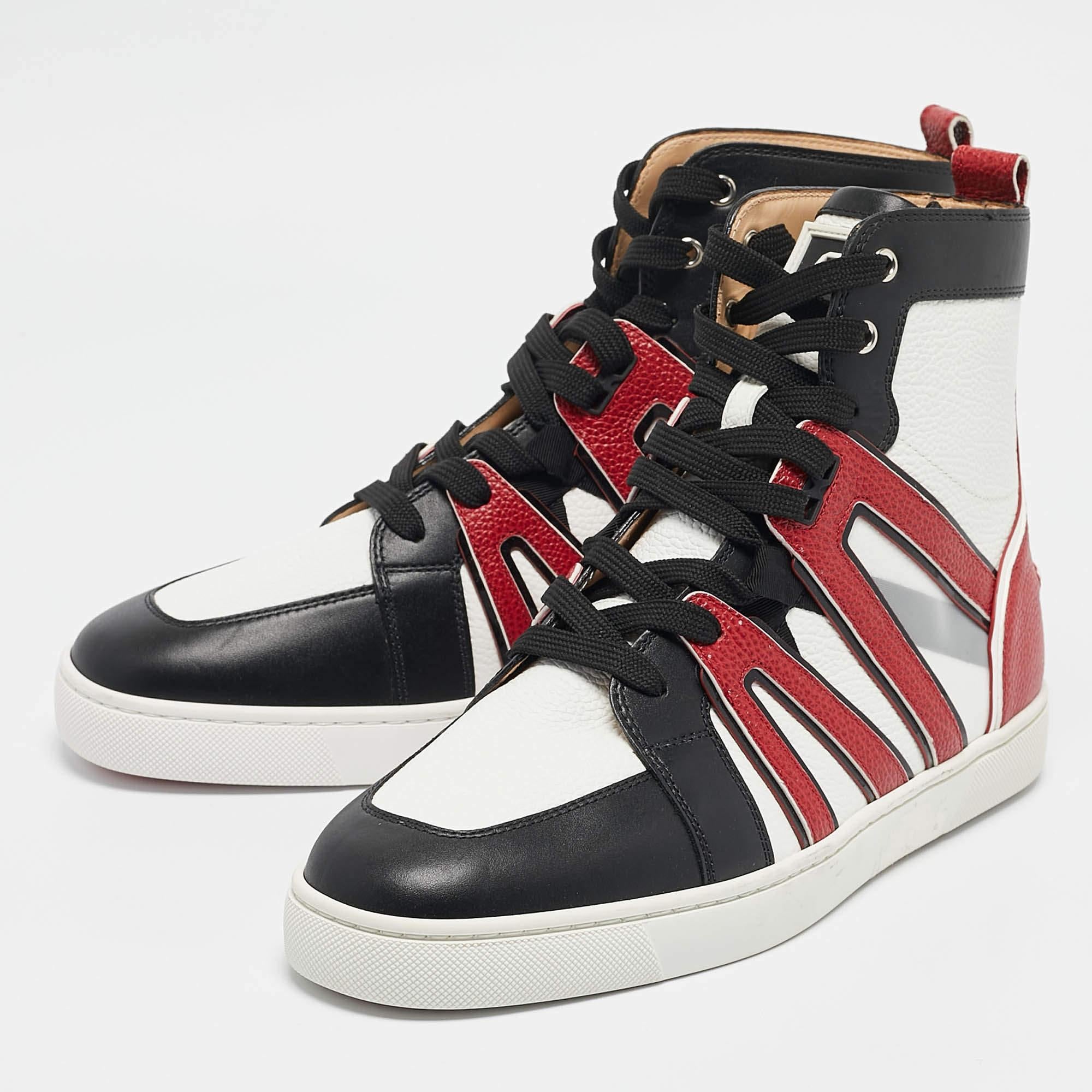 Élevez votre jeu de chaussures avec ces baskets Christian Louboutin. Alliant esthétique haut de gamme et confort inégalé, ces baskets sont un symbole de luxe moderne et de goût impeccable.