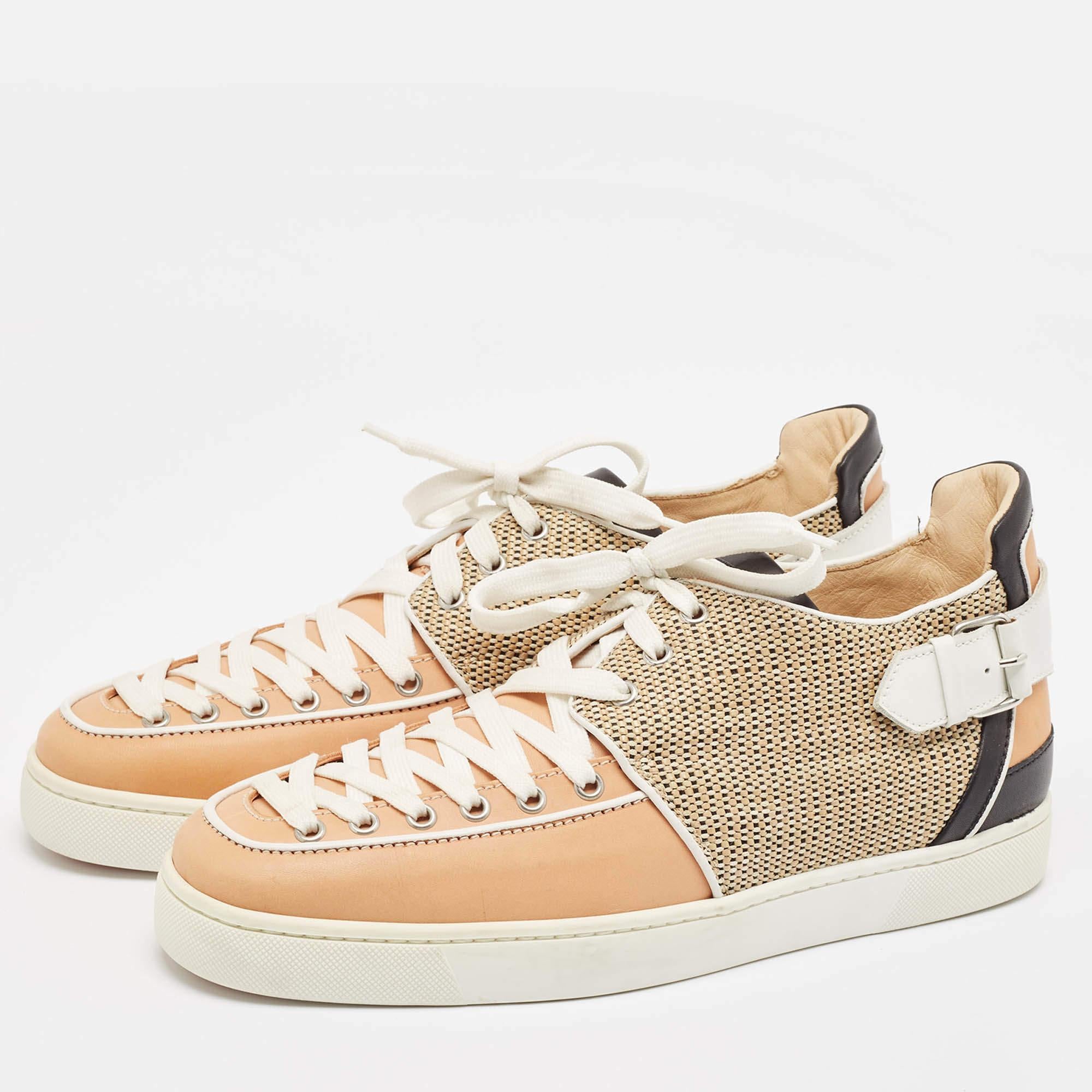 Donnez à votre tenue une touche de luxe avec cette paire de baskets Christian Louboutin. Les chaussures sont parfaitement cousues pour vous permettre de vous démarquer pendant longtemps.