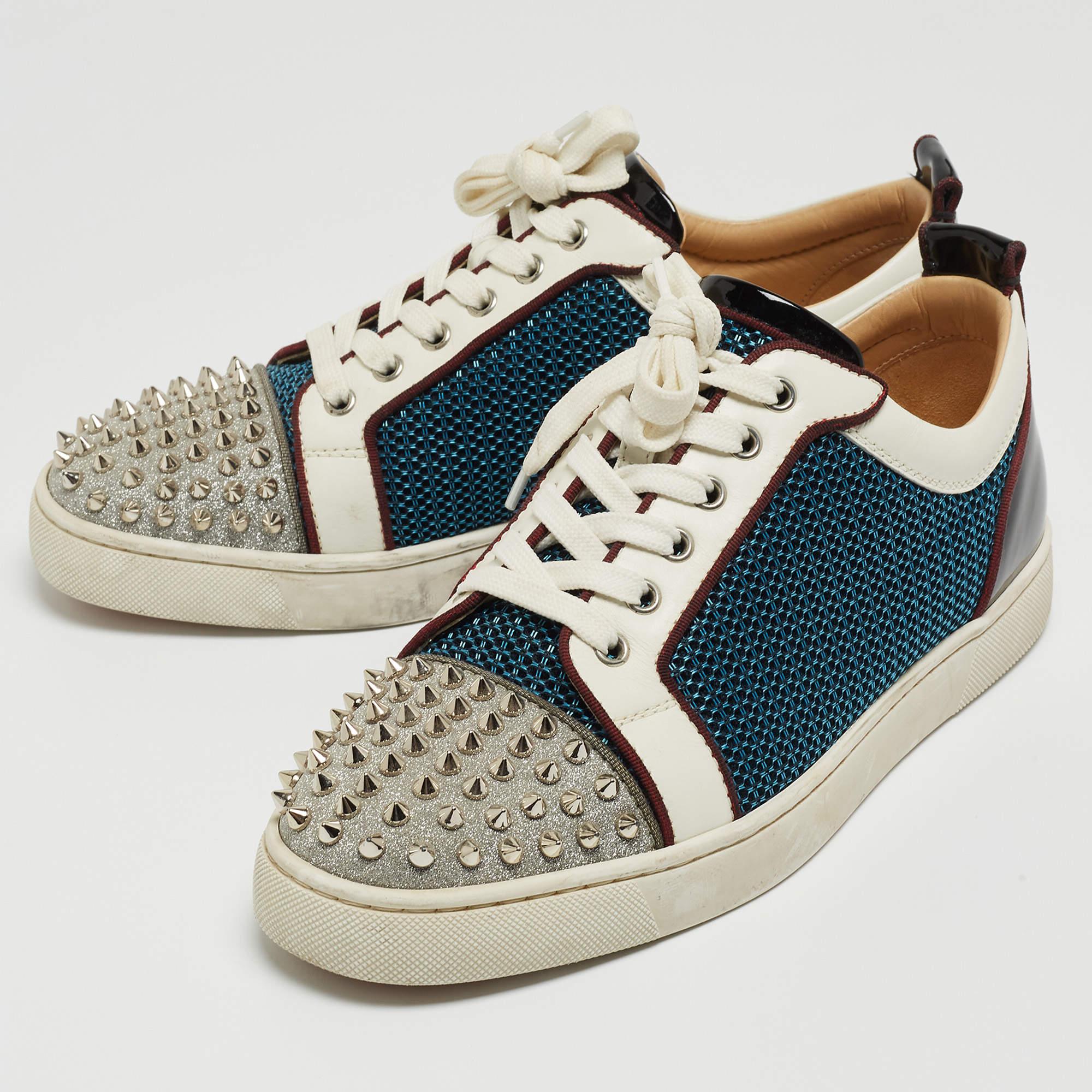 You'll leave your friends amazed every time you step out in these Louis Junior sneakers from Christian Louboutin! These sneakers are crafted from mesh along with leather and feature round toes with trendy spikes detailed on them. They flaunt