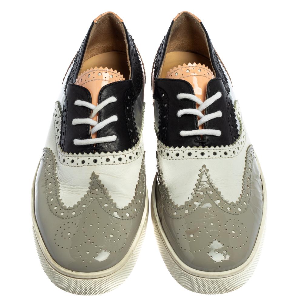 The design of a classic brogue is taken to a whole new level with these Christian Louboutin Golfito sneakers. Detailed with wingtip stitching, these sneakers feature a color block pattern and rests on a thick rubber sole. It comes with lace-ups and