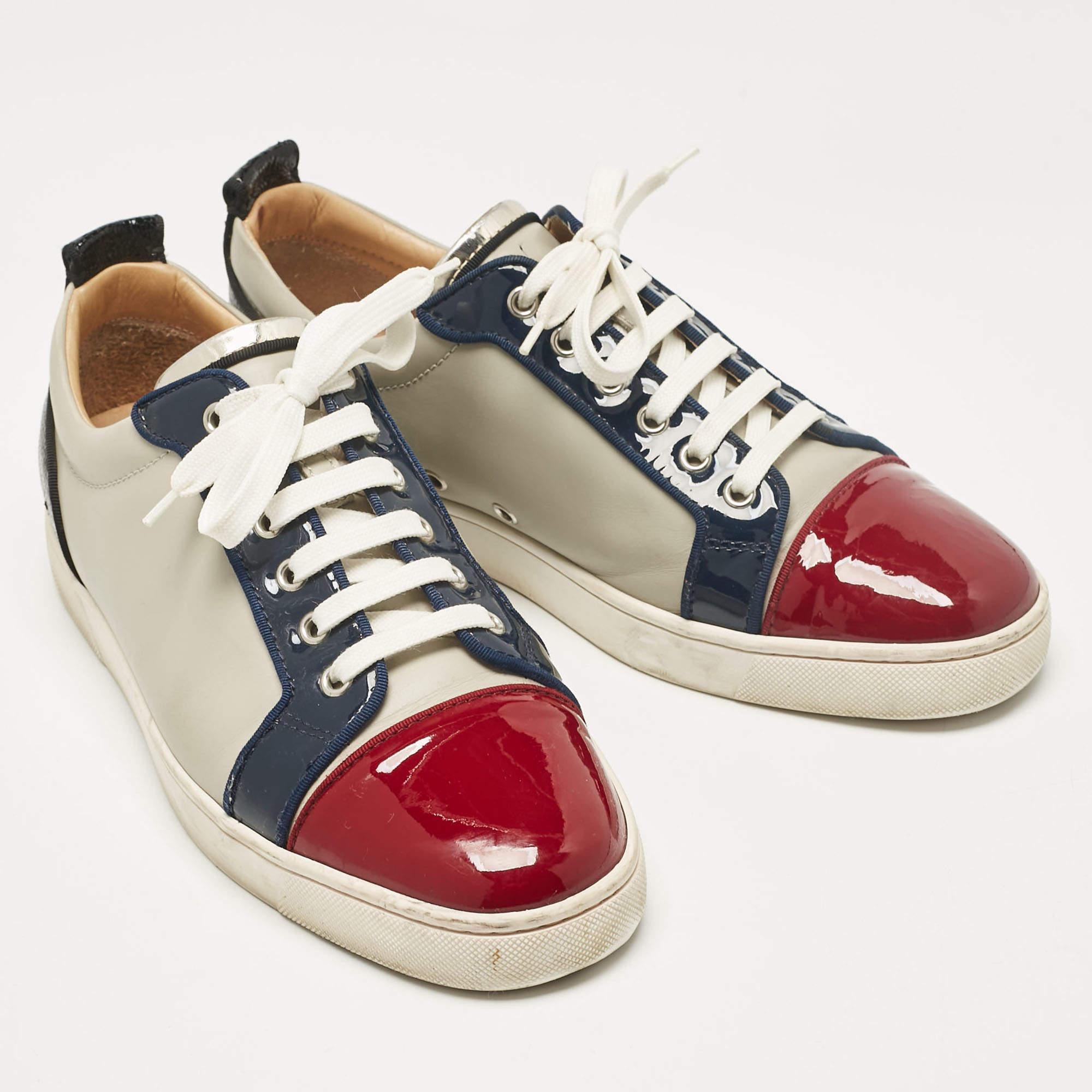 Christian Louboutin Louis Junior Turnschuhe aus mehrfarbigem Lackleder, Größe 42,5 im Zustand „Gut“ im Angebot in Dubai, Al Qouz 2