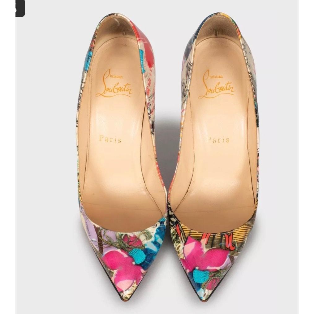 Esci con stile con queste vivaci décolleté di Christian Louboutin! Questi tacchi chic presentano una sorprendente stampa multicolore su una lussuosa pelle verniciata, che li rende un vero e proprio pezzo forte. Perfetto per aggiungere un tocco di