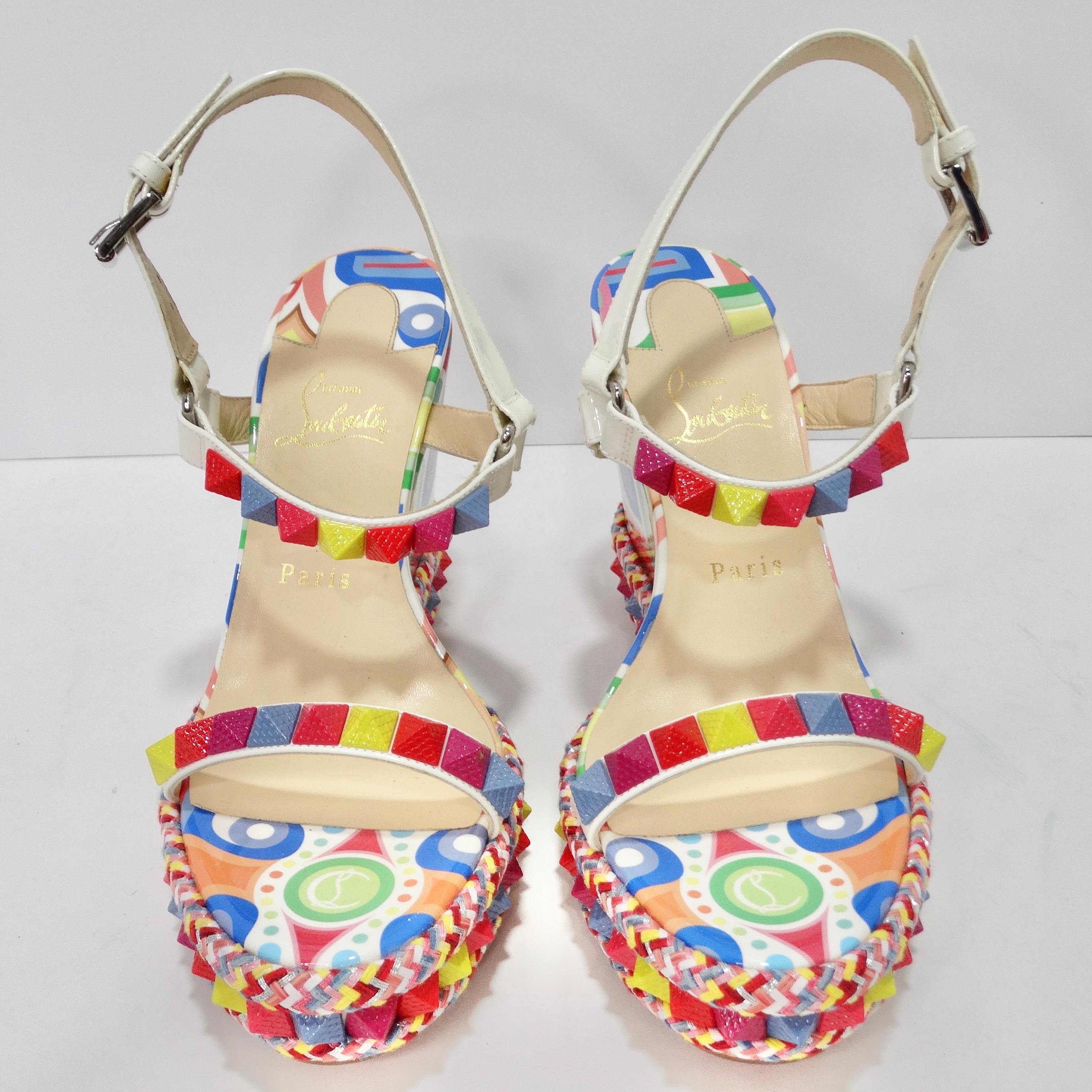 Voici les semelles compensées à clous imprimés multicolores Christian Louboutin - un kaléidoscope de style, de créativité et de charme ludique. Ces chaussures compensées sont l'exemple même d'une mode accrocheuse et vibrante, parfaite pour celles