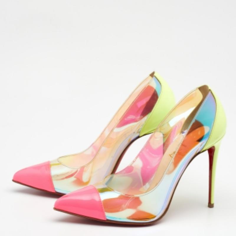 Faites chaque pas avec élégance et style dans ces escarpins de la maison Christian Louboutin. Ils sont fabriqués méticuleusement en PVC multicolore et en cuir verni. Ils présentent des orteils pointus, un style à enfiler et des talons fins. Ces