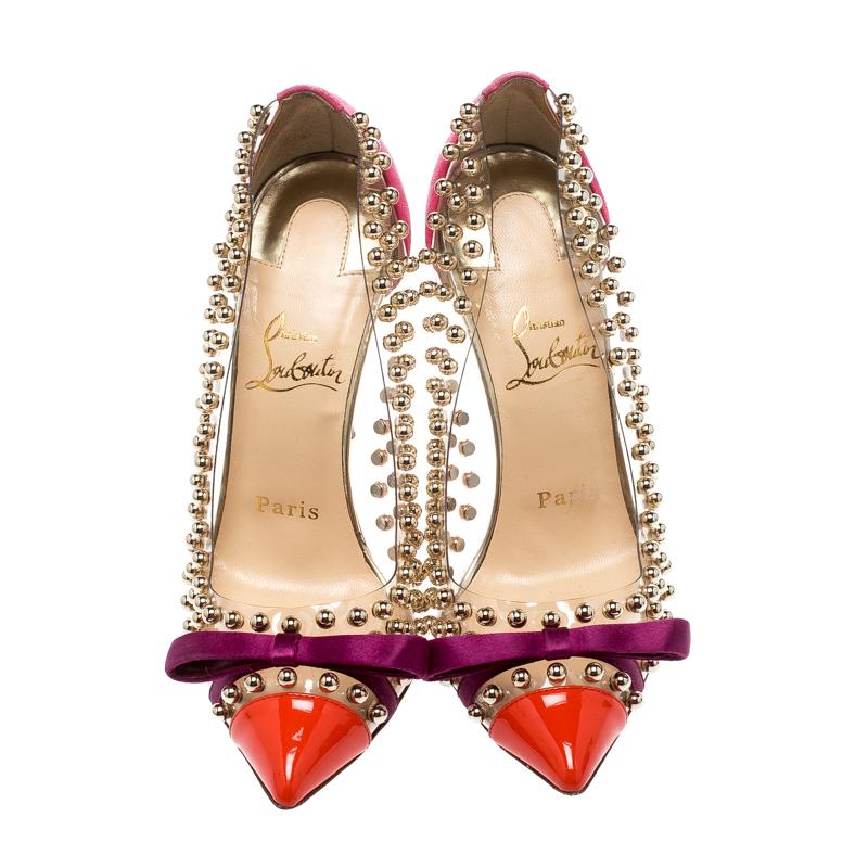 Bille et Boule' pumps from the legendary footwear house of Louboutin made us believe in love at first sight. Gorgeously sculpted in an embellished PVC body, this pair features patent leather pointed cap toe. It comes with a cute satin bow detailing