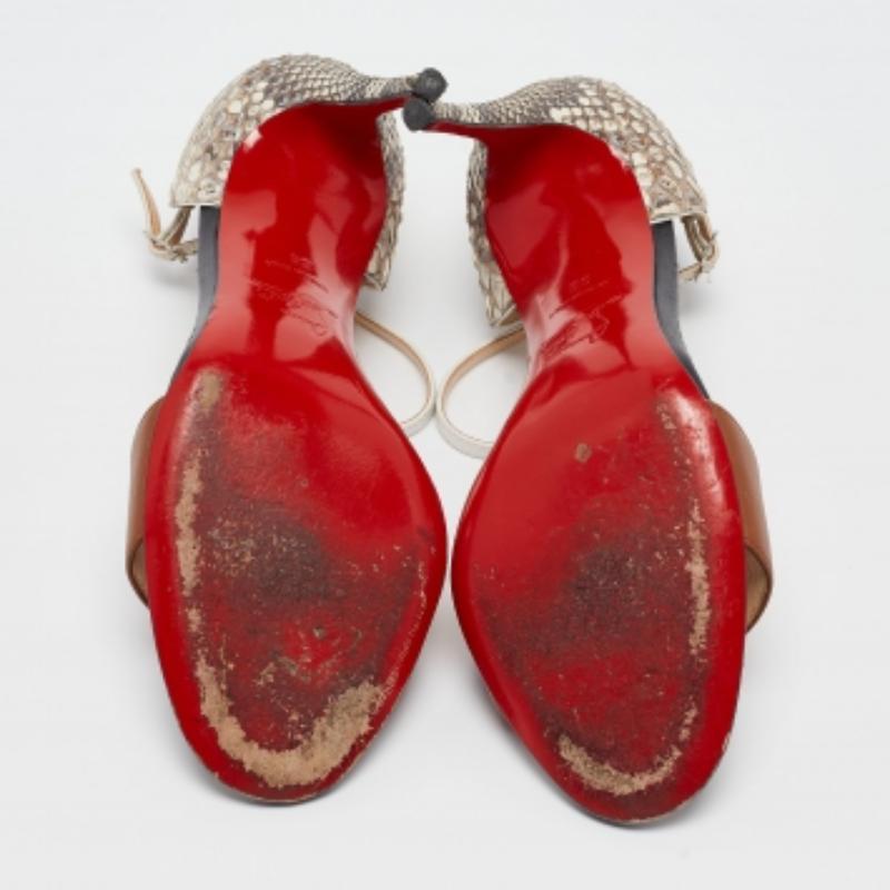 Wunderbar gefertigte Schuhe mit bemerkenswerten Elementen, die gut passen und perfekt zu all Ihren Plänen passen. Sichern Sie sich diese Christian Louboutin Sandalen noch heute!