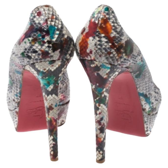 Dieses Paar ist eine Bereicherung für die eigene Schuhsammlung. Diese Christian Louboutin-Schönheiten sind mit Pythonleder überzogen und mit Plateaus, 13 cm hohen Absätzen und den charakteristischen roten Sohlen ausgestattet. Fügen Sie diese Pumps