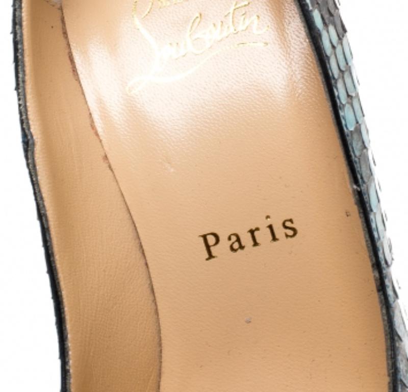 Lleve su amor por los Louboutin a nuevas cotas añadiendo este magnífico par a su colección. Las bombas simplemente hablan de alta costura en cada puntada y curva. Los exteriores son de piel de pitón y los zapatos están acabados con plataformas,