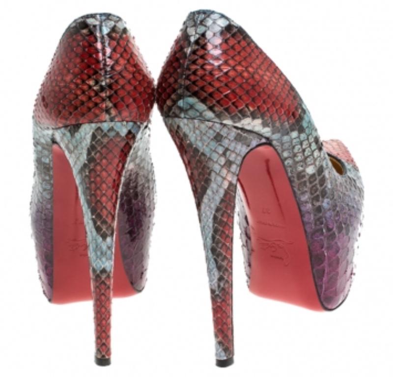 Christian Louboutin Bombas de plataforma de pitón multicolor tamaño 37 en Bueno estado para la venta en Dubai, Al Qouz 2