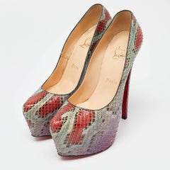Christian Louboutin Bombas de pitón multicolor tamaño 37