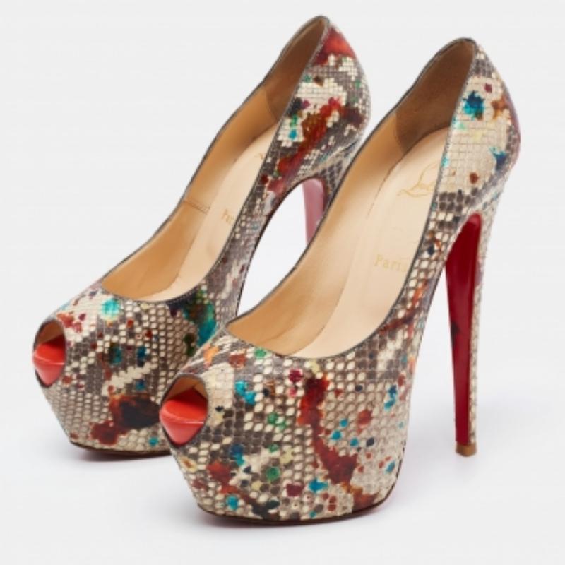 Estas bombas están diseñadas para ofrecer elegancia y sofisticación a tu atuendo. Elaborados con materiales de calidad, se elevan sobre tacones altos y se completan con una silueta con clase.