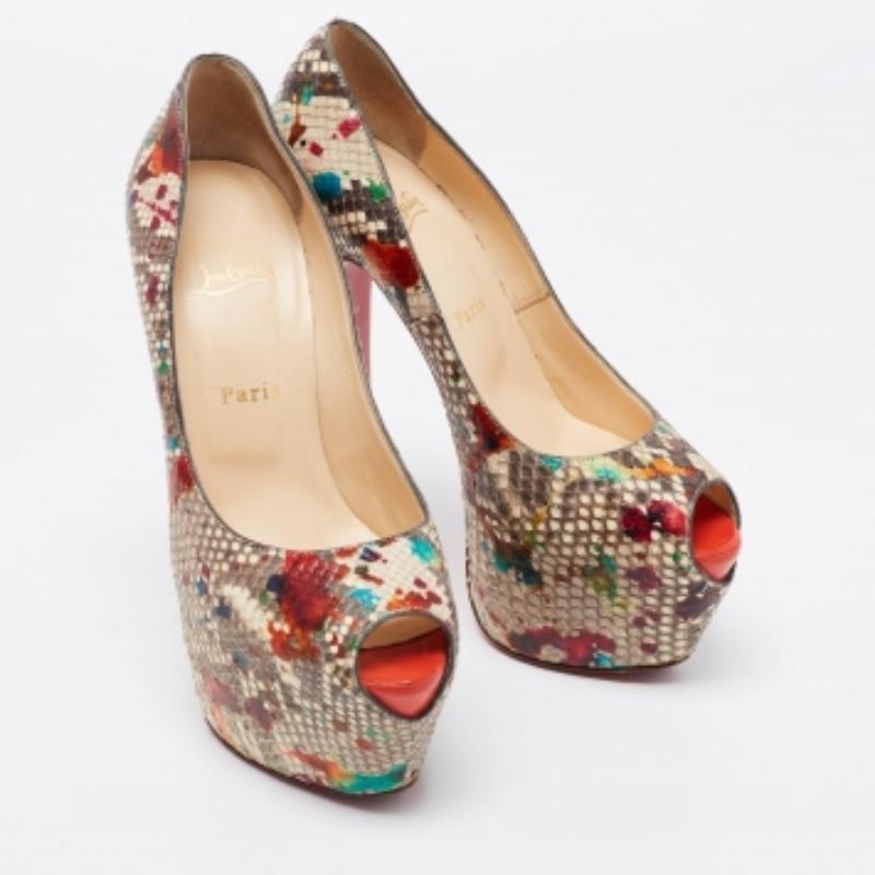 Christian Louboutin Bombas de plataforma de piel de pitón multicolor tamaño 38 en Bueno estado para la venta en Dubai, Al Qouz 2