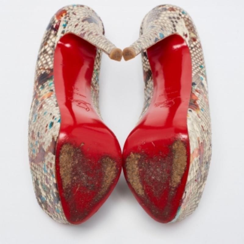 Christian Louboutin Bombas de plataforma de piel de pitón multicolor tamaño 38 en venta 2