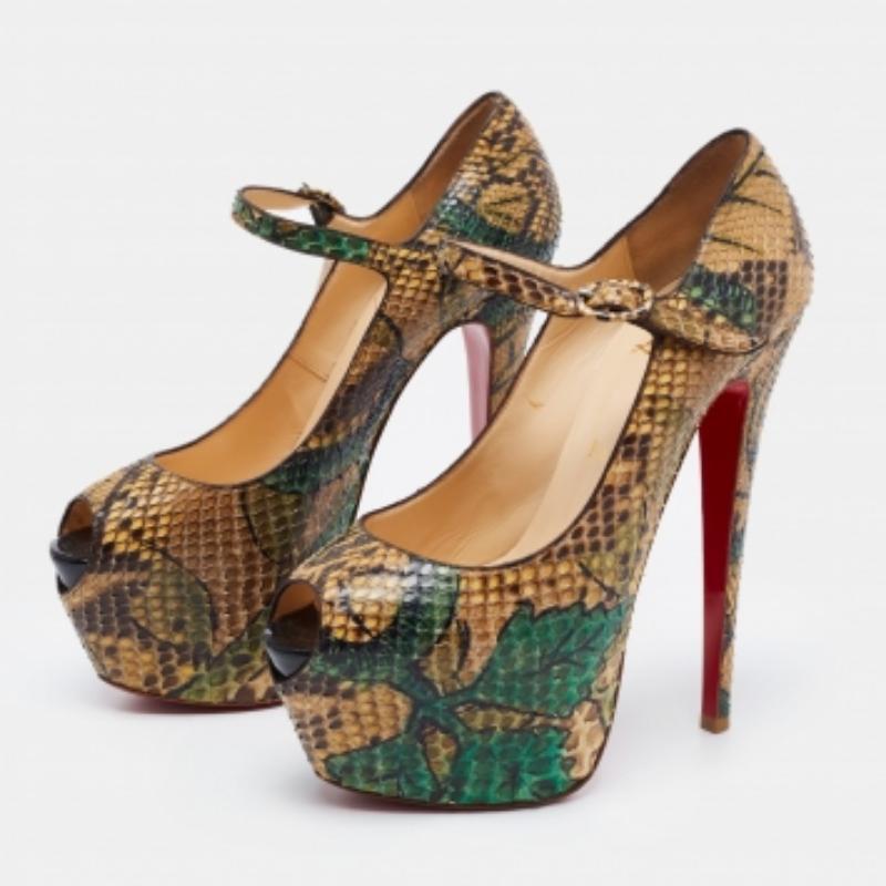 Mit diesen umwerfenden Christian Louboutin Highness-Pumps verleihen Sie Ihrem Party-Outfit ein gewagtes Finish. Sie sind aus Pythonleder gefertigt und verfügen über eine Peep-Toe-Silhouette, einen Schnallenverschluss, hohe Absätze und ein Plateau.