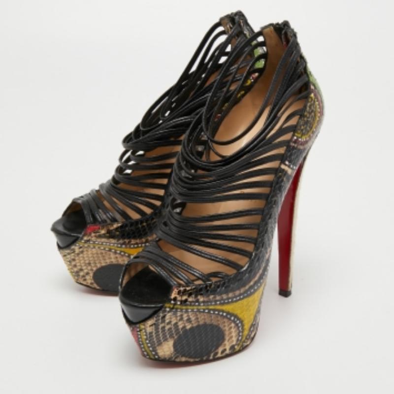 Designed for fashion queens like you, these Christian Louboutin pumps are crafted from fine leather and are absolutely gorgeous! They come flaunting peep toes, slender heels, and sturdy soles.