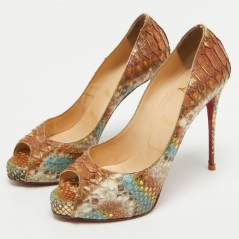Diese Pumps von Christian Louboutin sind dazu bestimmt, eine geliebte Wahl zu sein. Wunderschön gearbeitet und auf schlanken Absätzen balanciert, heben die Pumps Ihre Füße in einer atemberaubenden Silhouette.