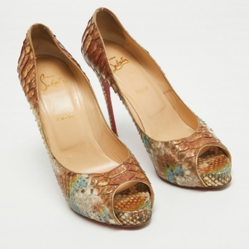 Christian Louboutin Multicolor Python Neu Sehr Prive Pumps Größe 40.5 im Zustand „Gut“ im Angebot in Dubai, Al Qouz 2