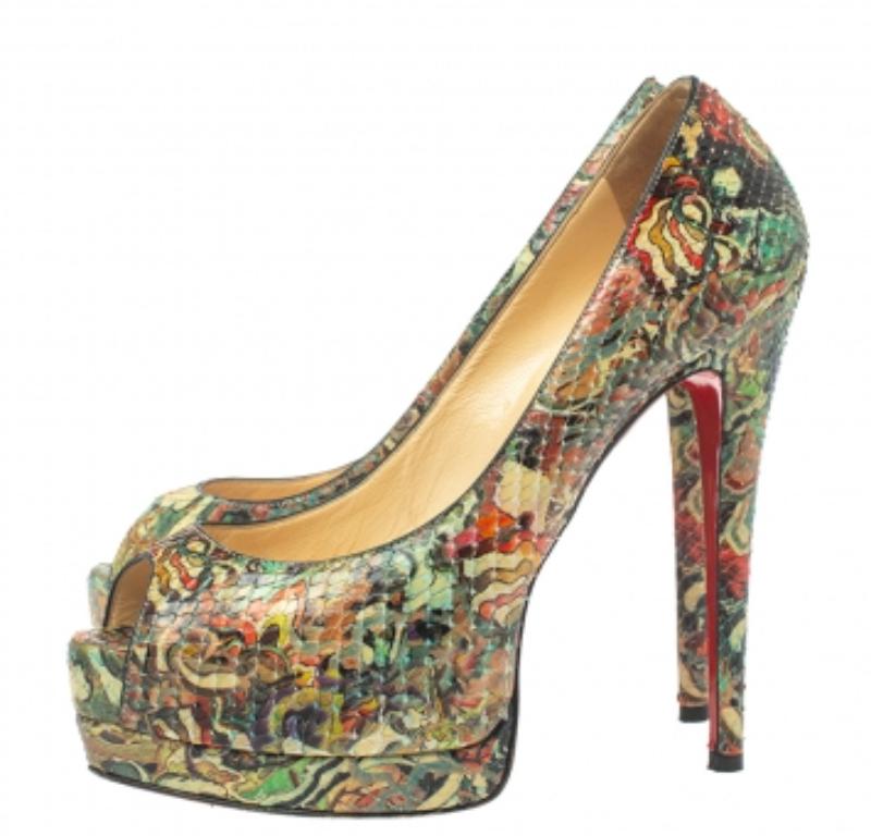 Die aus exotischem Schlangenleder gefertigten Pumps von Christian Louboutin sind so konzipiert, dass sie Ihren Look modisch aufwerten. Plateaus, Peep-Toes und 14,5 cm hohe Absätze machen dieses Paar zu einer großartigen Wahl, um ein modisches
