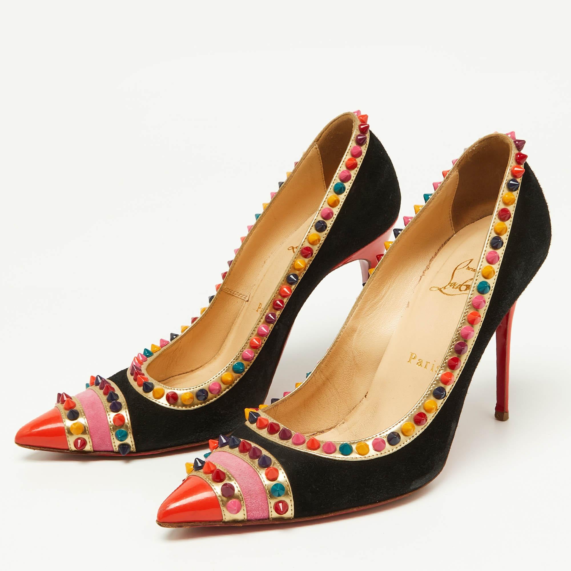 Christian Louboutin te trae este par de zapatos de salón Malabar Hill que alargarán tus pies y te darán confianza a cada paso. Vienen con pinchos bellamente forrados en la línea superior y en los puntiagudos dedos de los pies. Los zapatos también