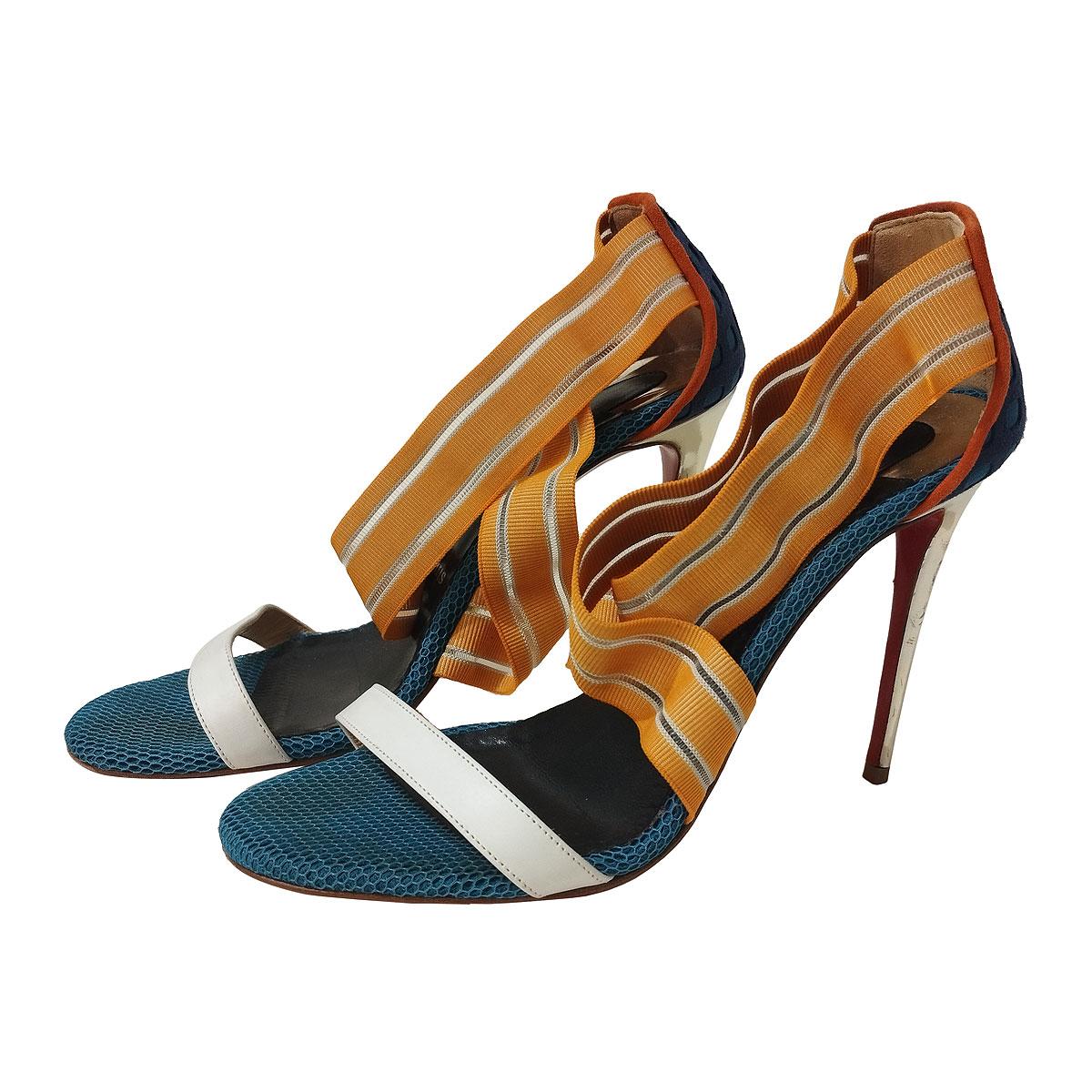 Preciosas y elegantes sandalias Louboutin
Textil y cuero
Muticolored
Gomas elásticas naranjas
Altura del tacón 10 cm (3,93 pulgadas)
Con bolsa guardapolvo
Algunas señales en el talón
Envío rápido a todo el mundo incluido en el precio