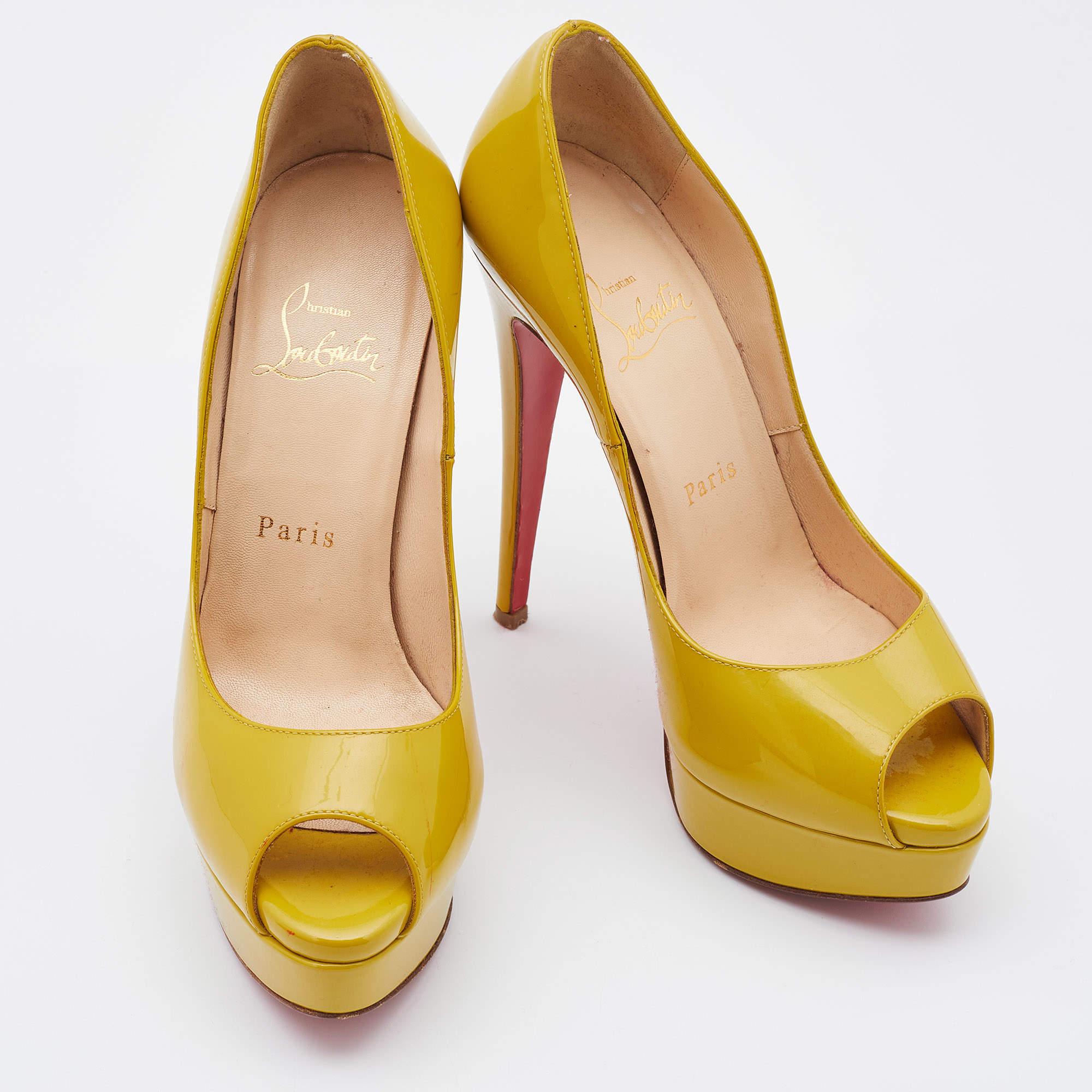 Exhibit an elegant style with this pair of pumps. These branded shoes for women are crafted from quality materials. They are set on durable soles and sleek heels.

