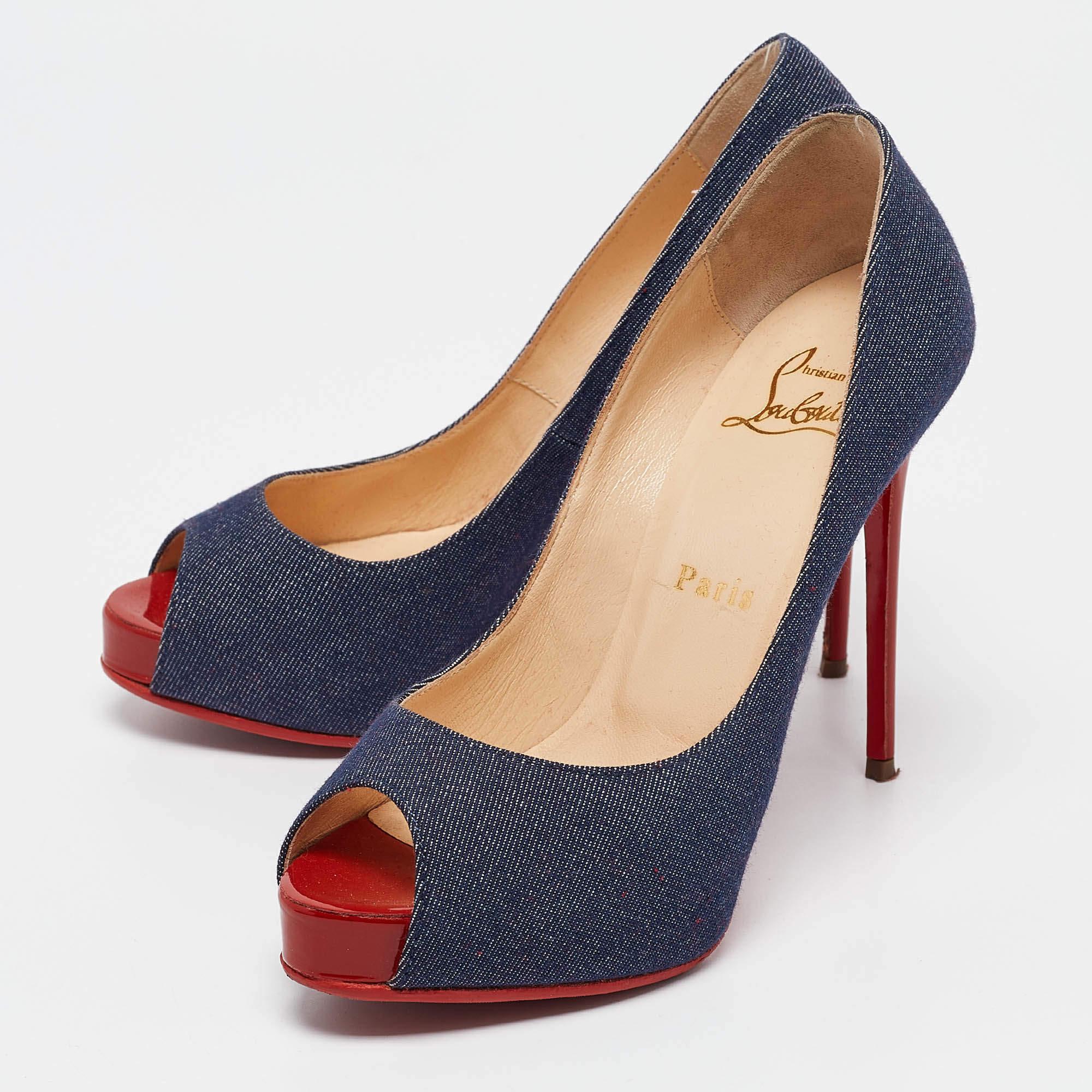 Faites preuve de chic avec ces escarpins de créateur. Ils présentent des talons robustes et des semelles durables  parfait pour vos sorties à la mode