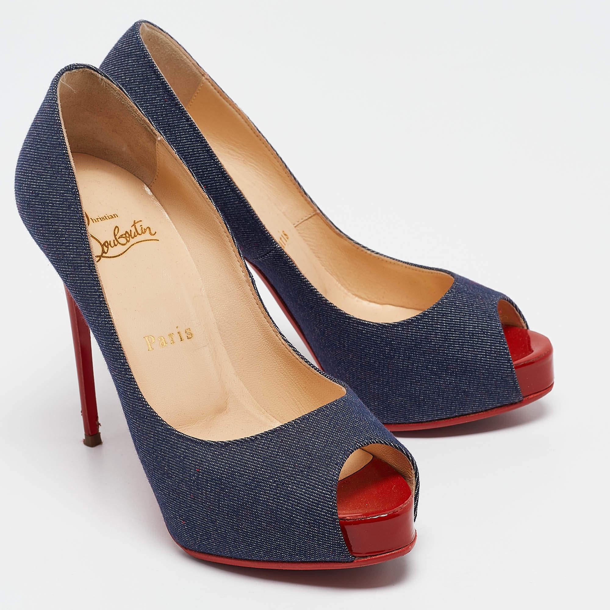 Christian Louboutin escarpins très prisés à bout ouvert bleu marine taille 35,5 Bon état - En vente à Dubai, Al Qouz 2