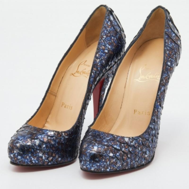 Certaines chaussures résistent à l'épreuve du temps et des cycles de la mode, et ces magnifiques escarpins Christian Louboutin en sont un excellent exemple. Confectionnées en cuir de python dans une teinte bleu marine, elles présentent des découpes