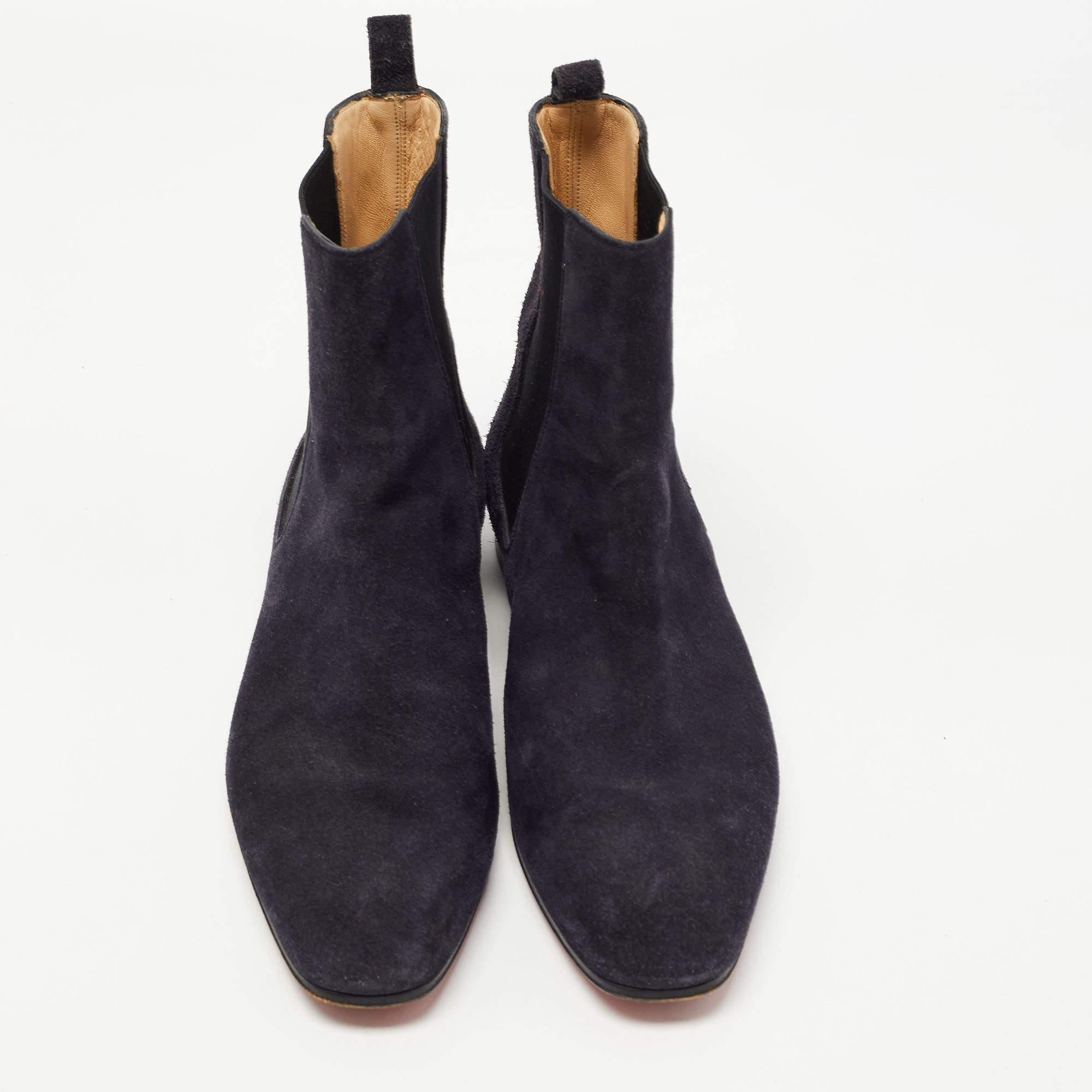 Celebrating the fusion of fine craftsmanship and luxury fashion, these Christian Louboutin Chelsea boots are absolutely worth the splurge. The navy blue boots are detailed with stretchable panels and equipped with comfortable insoles to assist you