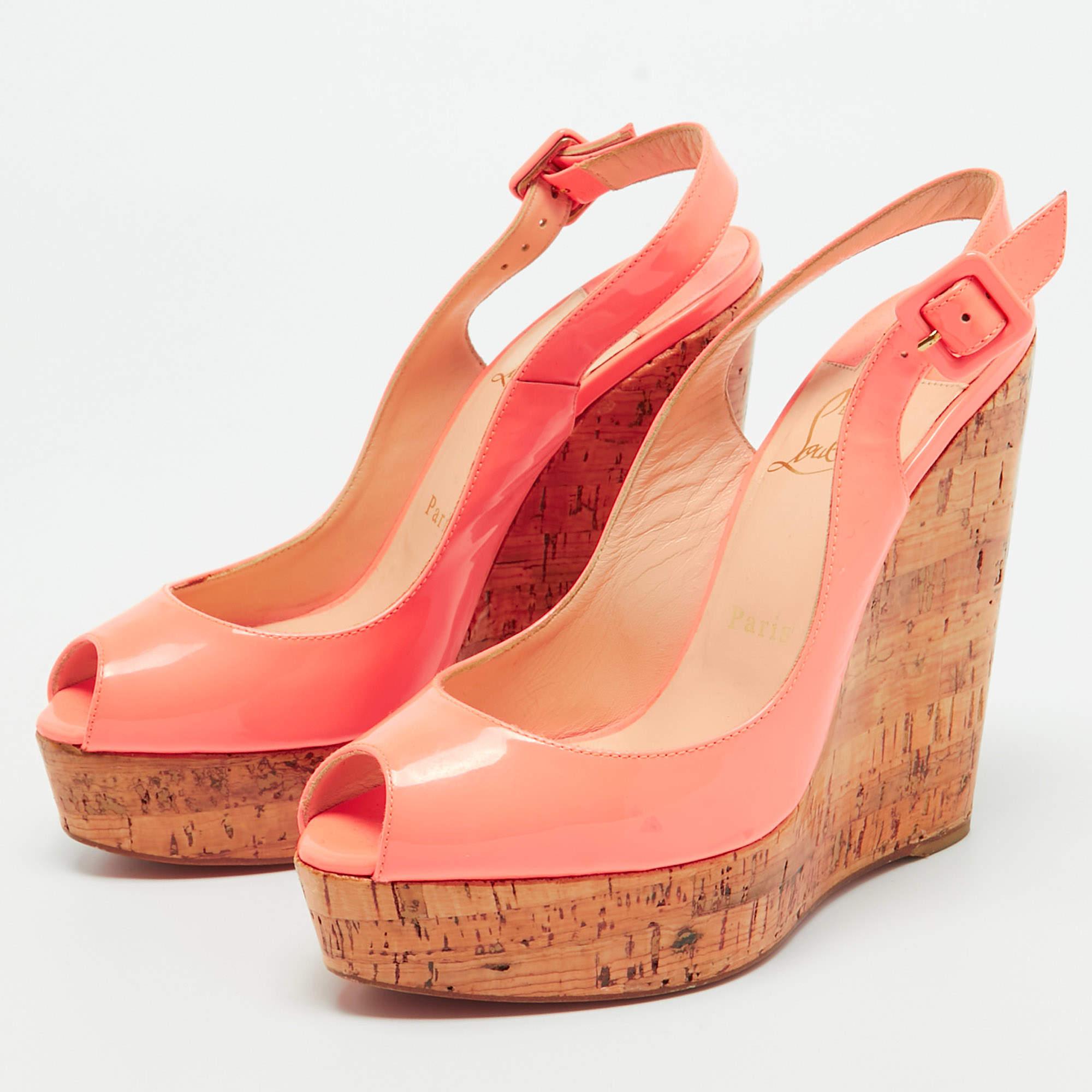 Haz una declaración de estilo chic con estos zapatos de salón de diseño. Presentan tacones resistentes y suelas duraderas perfectas para tus salidas a la moda