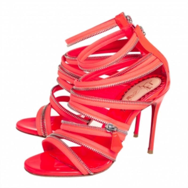 Con una silueta de tira dividida y detalles de cremallera, estas maravillas de suela roja de la casa Christian Louboutin están diseñadas para añadir un toque vanguardista a tu estilo. Con un tono rosa neón y una cremallera trasera para facilitar su