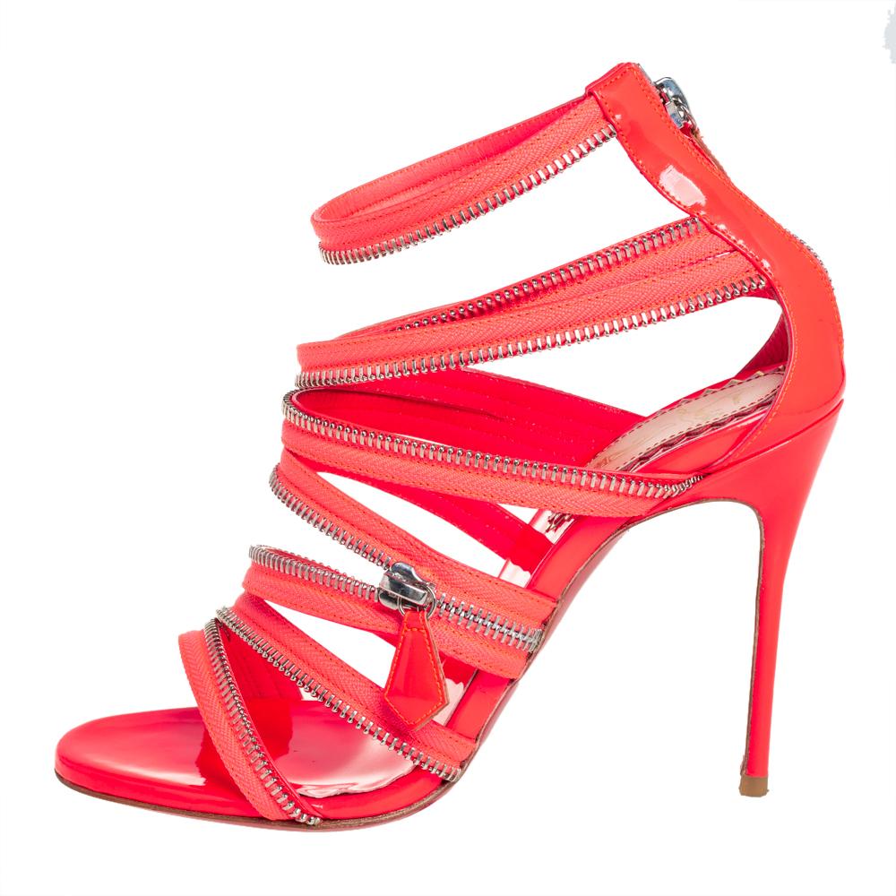Diese roten Schuhe von Christian Louboutin mit geteiltem Riemen und Reißverschluss verleihen Ihrem Stil einen Hauch von Avantgarde. Diese Stiletto-Sandalen aus Leder und Stoff sind in einem neonpinken Farbton gehalten und verfügen über einen