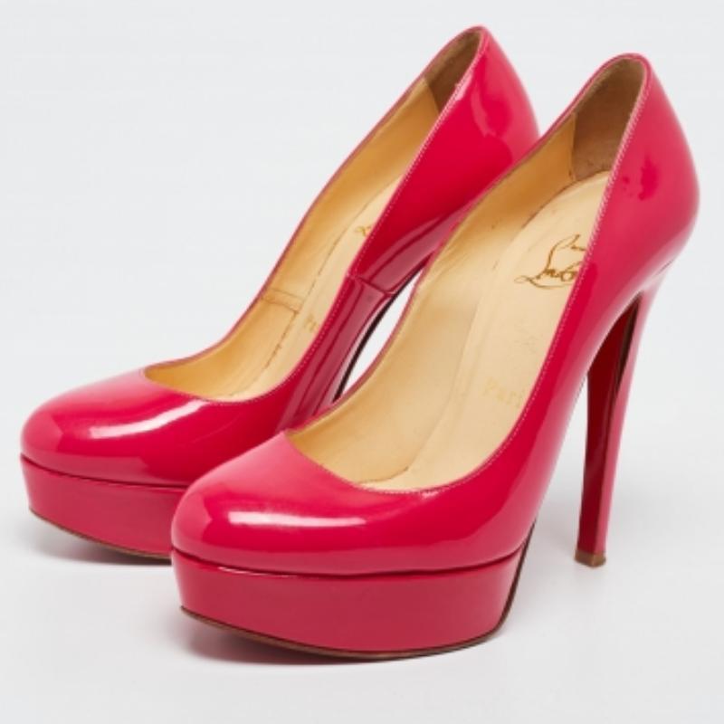 Un clásico que añadir a la colección de zapatos es este par. Estas bellezas de Christian Louboutin están cubiertas de charol y decoradas con plataformas, tacones de 12.5 cm y las características suelas rojas. ¡Añade hoy mismo a tu armario estos