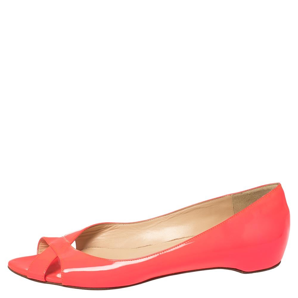 These Croisette flats from Christian Louboutin are all you need to make a statement and charm the crowds! The neon pink flats are crafted from patent leather and feature a peep-toe silhouette. They flaunt cut-out detailed vamps and come equipped